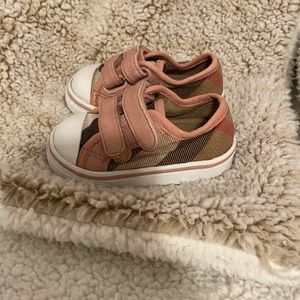 Burberry baby shoes